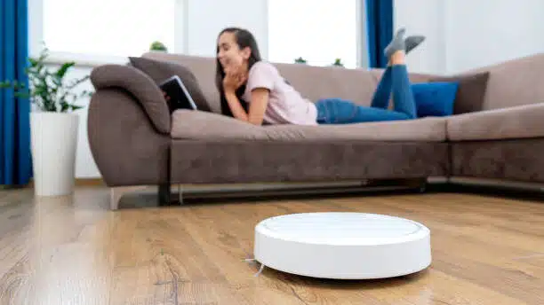 Bienvenue sur Aspirateur robot laveur aspirateur robot laveur femme sur canapé avec aspirateur robot